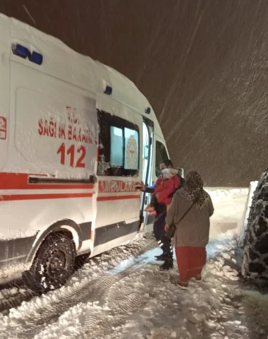 Bitlis’te karla kapalı köyde rahatsızlanan hasta ekiplerin çalışmasıyla hastaneye ulaştırıldı
