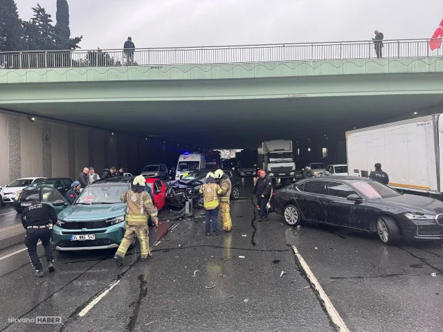 Beylikdüzü'nde zincirleme trafik kazasında 4 kişi yaralandı