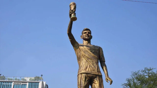 Hindistan’da Lionel Messi için dikilen 21 metrelik heykel kaldırıldı