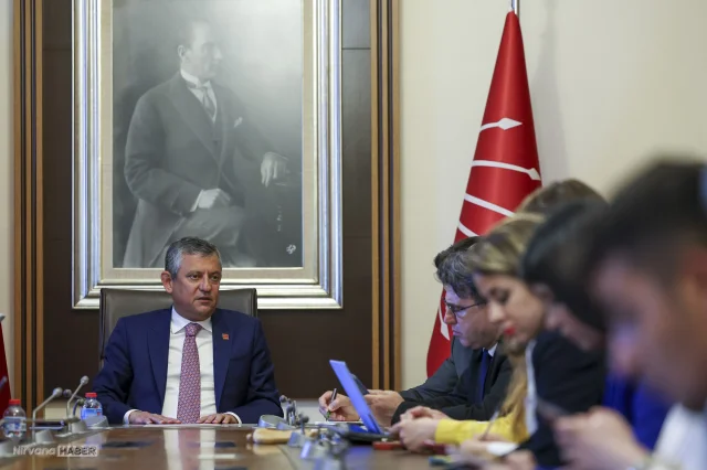 Özgür Özel, TBMM'de gazetecilerle: Bu rüzgarın karşısında kimse duramaz