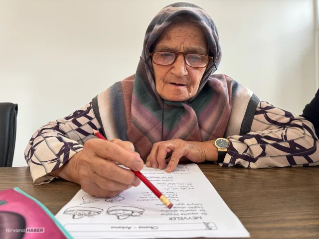 Okul hayali yarım kaldı: 80 yaşında okuma yazma öğrendi