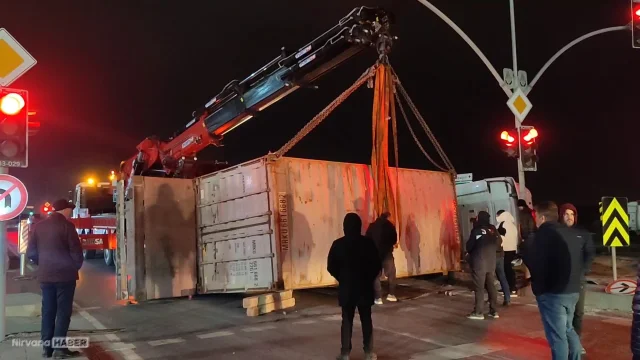 Arnavutköy’de tır devrildi, kaza sonrası yol trafiğe kapandı
