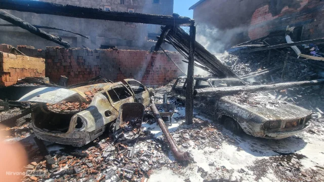 Kütahya'da korkutan yangın: 3 Ev kısmen, 2 araç tamamen yandı