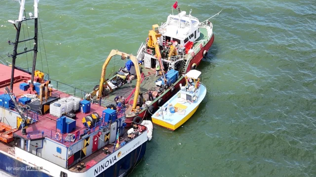 Sakarya'da karaya oturan gemiyi kurtarma çalışmaları başladı