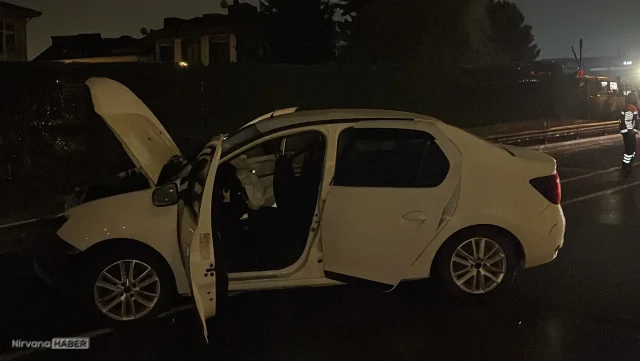 Eyüpsultan'da kaygan yolda kaza: Araç bariyerlere çarptı