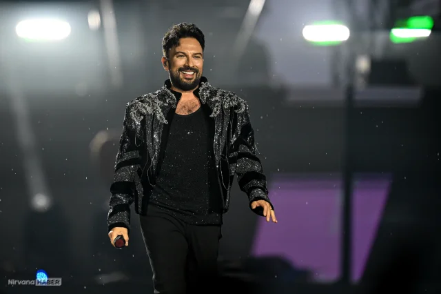Megastar Tarkan Ankara'da yağmura rağmen binlerce hayranıyla buluştu