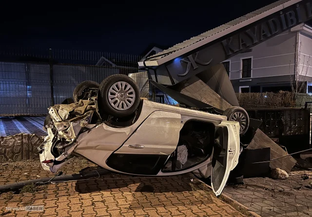Kayseri’de takla atan otomobil, sitenin girişindeki beton bloğa çarptı