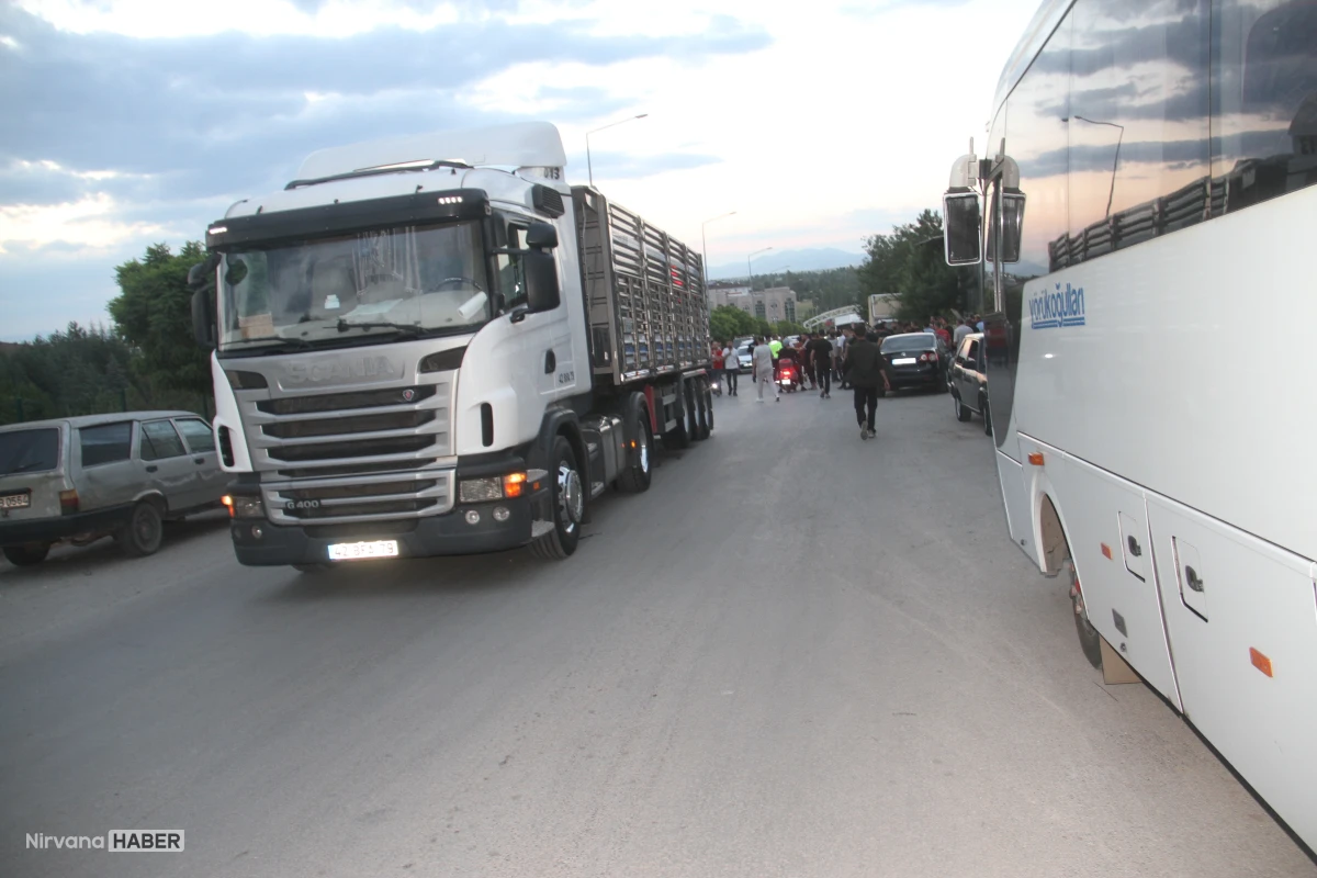 Konya'da polisten kaçan motosikletin sürücüsü tıra çarparak yaralandı