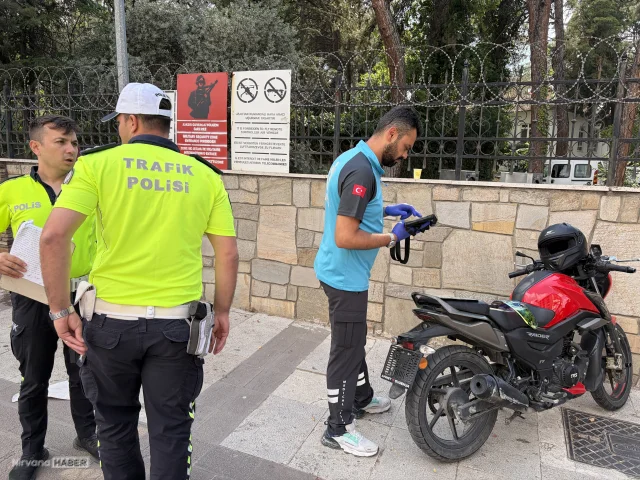 Denizli'de aydınlatma direğine çarpan motosikletteki iki öğrenci yaralandı
