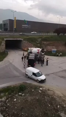 İnegöl'de korkutan kaza: Beton mikseri tur minibüsüne çarptı