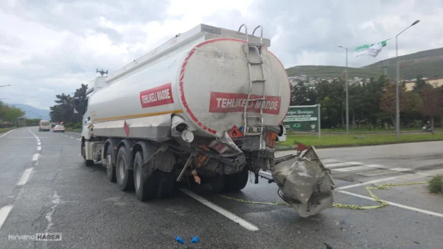 Trafik ışığında duran tankere çarpan tır dehşet saçtı