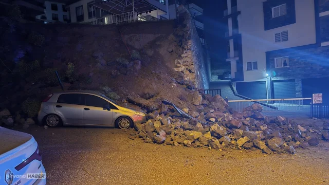 Bursa'da çöken istinat duvarının altında kalan otomobilde hasar oluştu