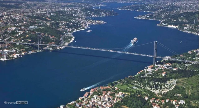 İstanbul Boğazı'nda gemi arızası nedeniyle trafik çift yönlü askıya alındı
