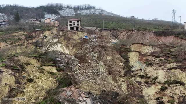 Ordu’da heyelan felaketi: Fatsa’da 2 ev ve halı saha yıkıldı