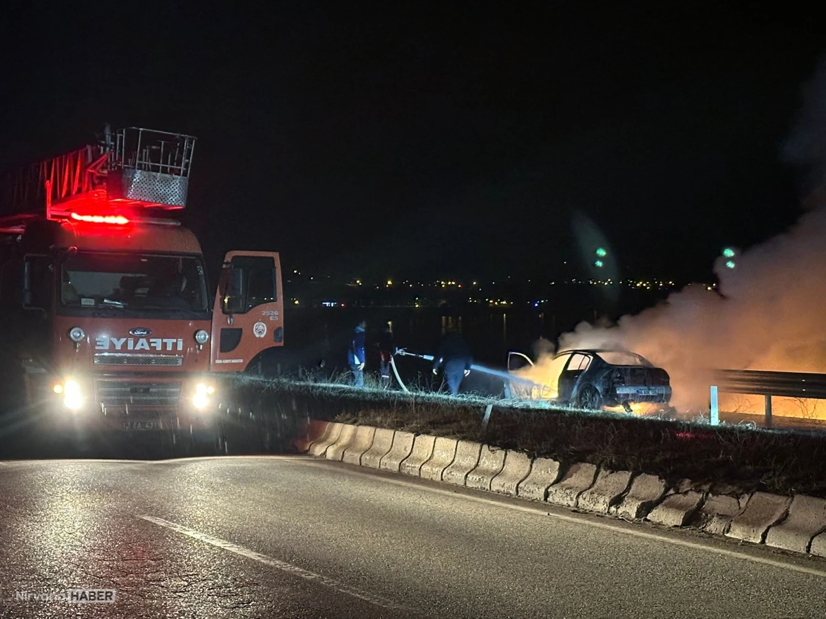 Bitlis’te seyir halindeki araç küle döndü