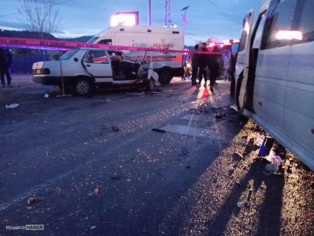 Zonguldak'ta feci kaza: Servis minibüsü otomobille çarpıştı