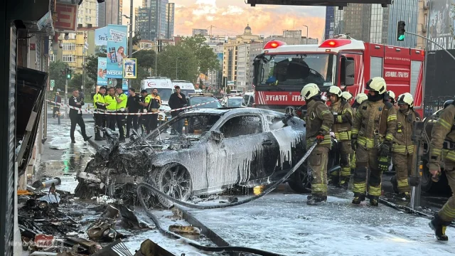 Şişli'de bir otomobil iş yerine girdi kaza sonrası yangın çıktı