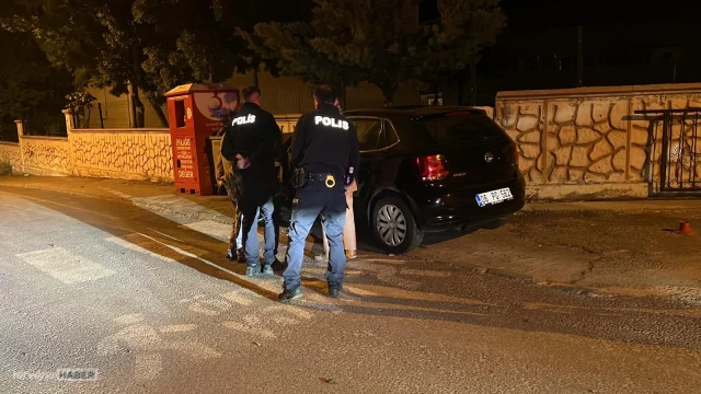 Park halindeki iki otomobile çarptıktan sonra uyurken yakalandı