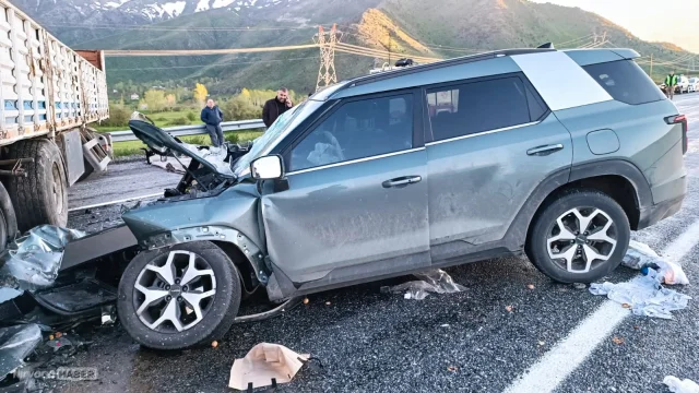 Bitlis'te otomobille tırın çarpıştığı kazada 6 kişi yaralandı