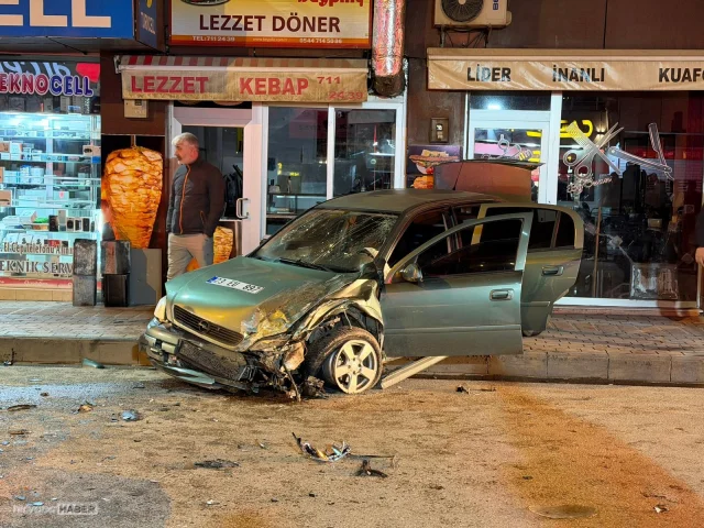Elazığ'da park halindeki otomobil ile SUV çarpıştı