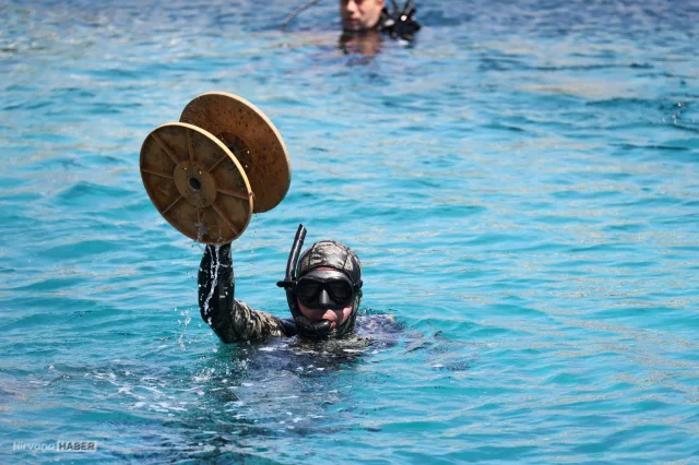 Bodrum'da gönüllü dalgıçlar denizden 850 kilogram atık çıkardı
