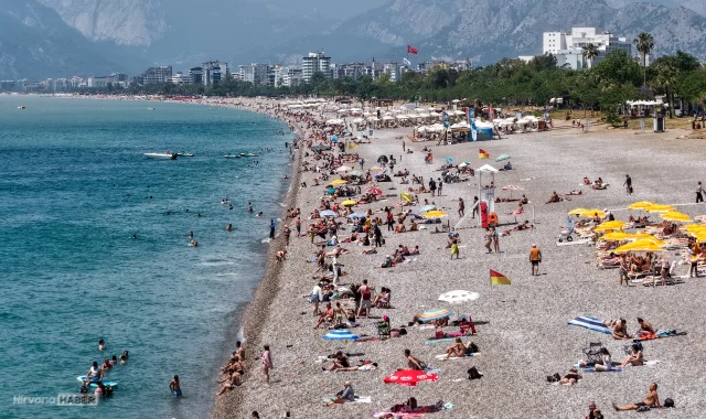 Antalya sahillerinde Kurban Bayramı tatili yoğunluğu yaşanmaya başladı
