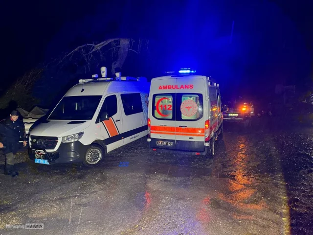 Fırtınanın etkisiyle sürüklenen tur teknesi kayalıklara çarparak battı