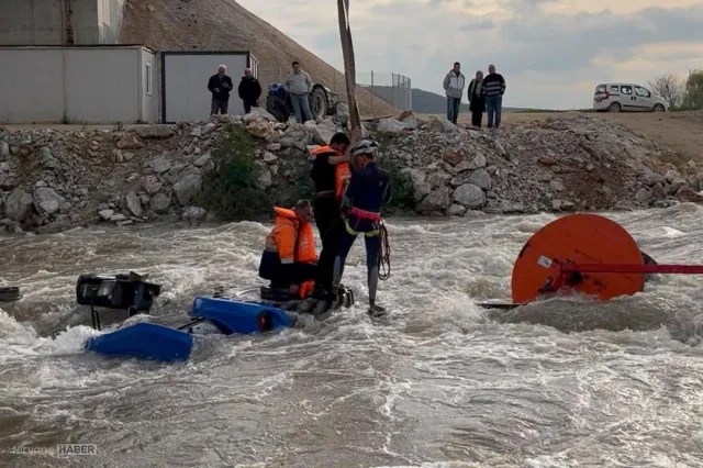 Bursa'da traktör dereye devrildi suda mahsur kalan 10 işçi kurtarıldı