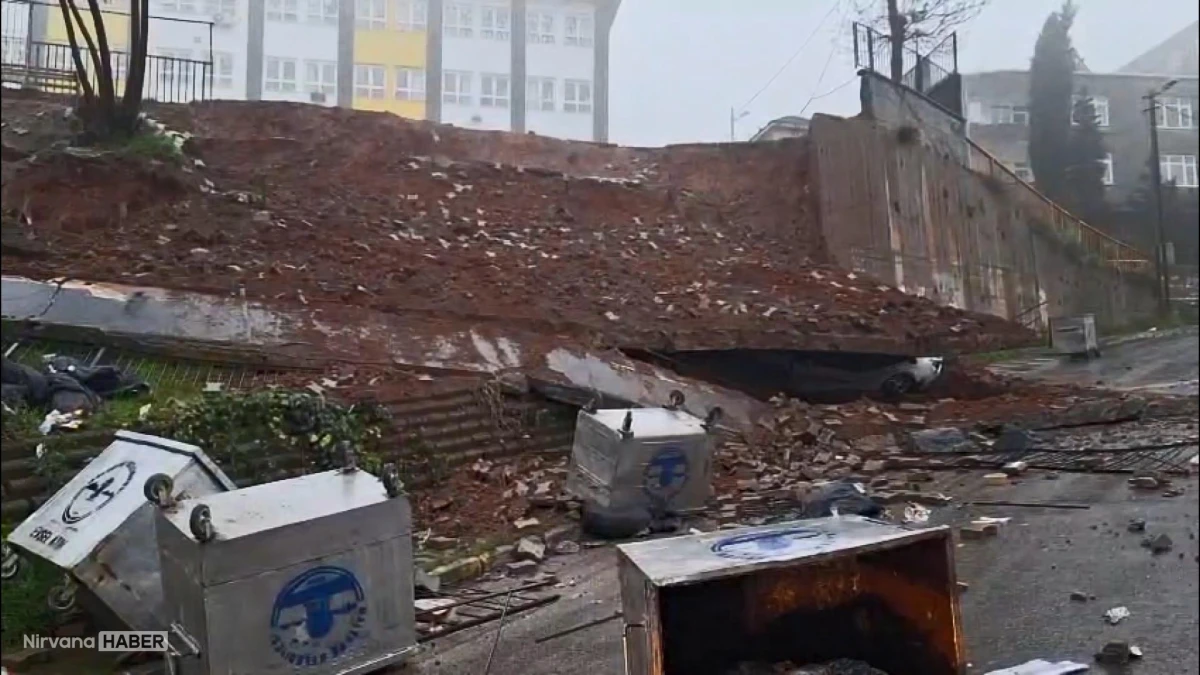 Maltepe'de ortaokulun 7 metrelik istinat duvarı çöktü
