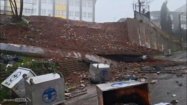 Maltepe'de ortaokulun 7 metrelik istinat duvarı çöktü