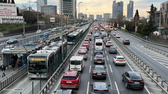 İstanbul’da mesai bitimi trafik kaosu: Yoğunluk yüzde 80 seviyesine ulaştı