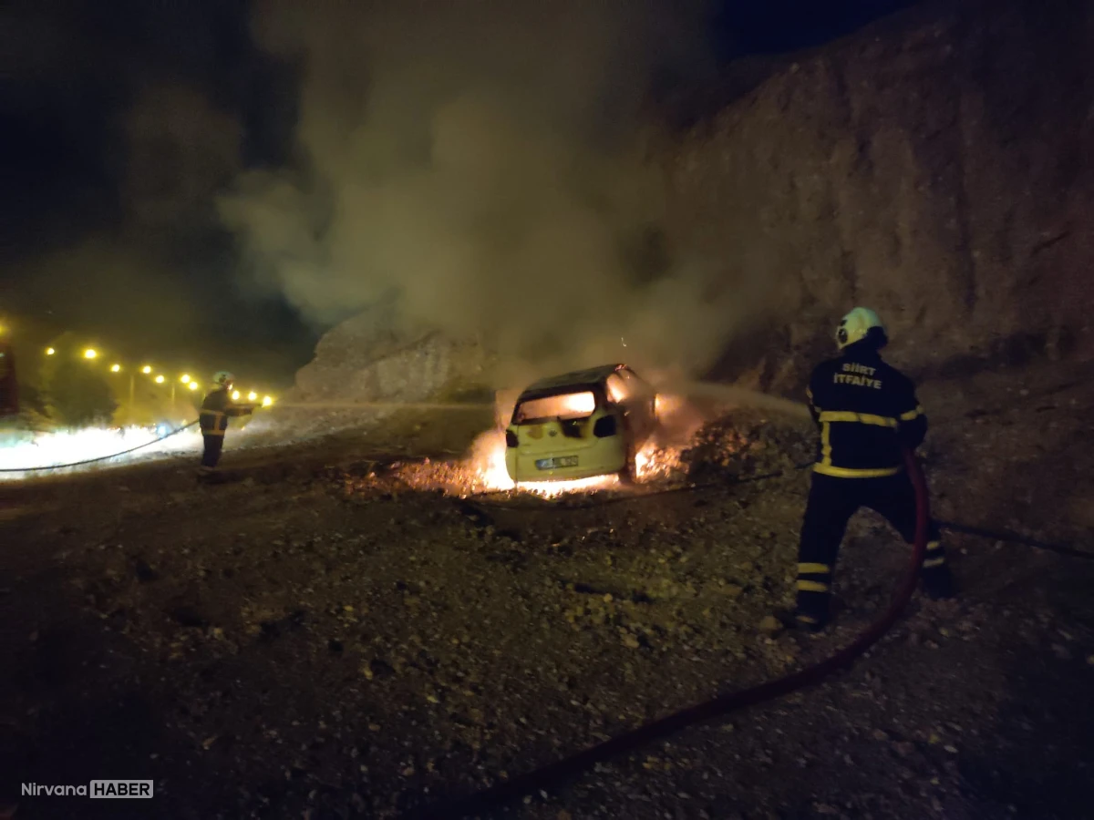 Siirt'te korkutan anlar: Seyir halindeki otomobil alev aldı