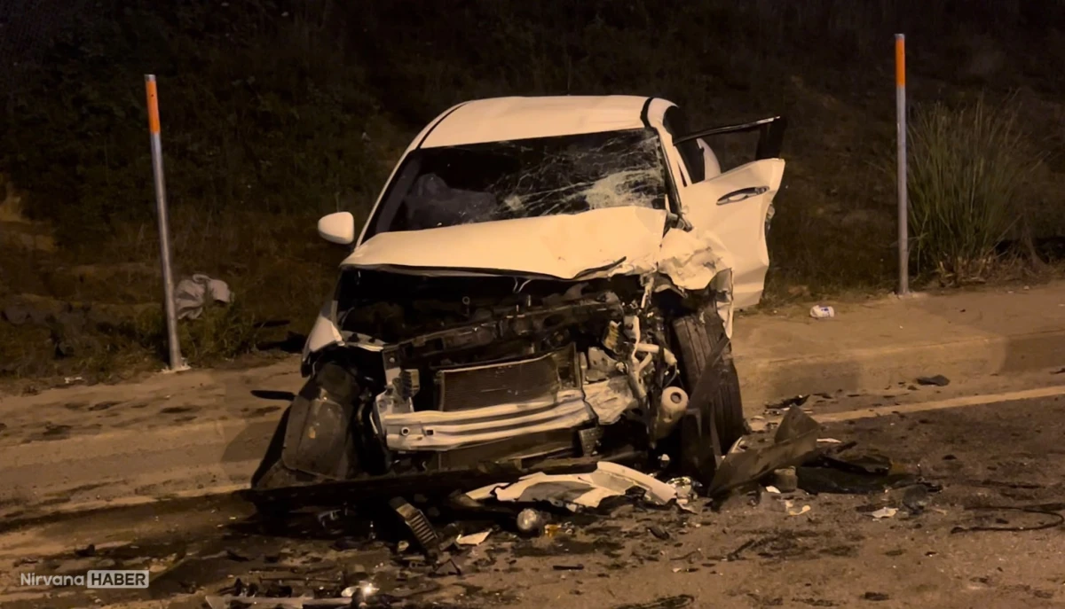 Sancaktepe'de zincirleme trafik kazası: 5 kişi araçta mahsur kaldı