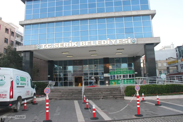 Serik Belediyesi’ne pompalı tüfekle saldırı