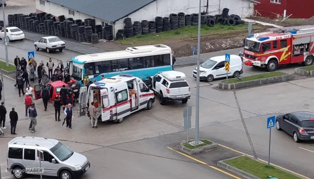 Erzurum Palandöken ilçesinde halk otobüsü ile otomobil çarpıştı: 5 yaralı