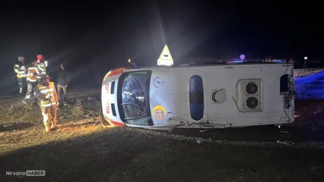 Muş'ta ambulansın devrilmesi sonucu 5 kişi yaralandı