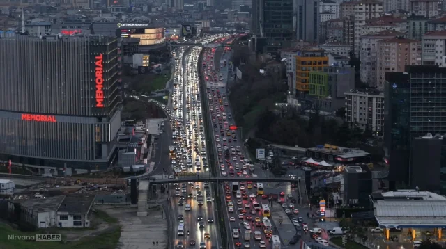 Anadolu Yakası kilitlendi: İstanbul trafik yoğunluğu yüzde 90’a ulaştı