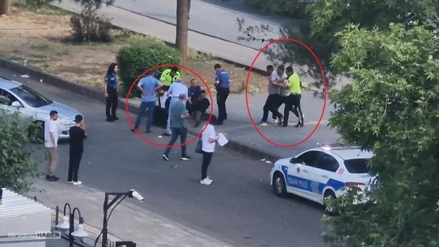 Adliye binasını görüntüleyen kişiler kendilerini uyaran polise saldırdı!
