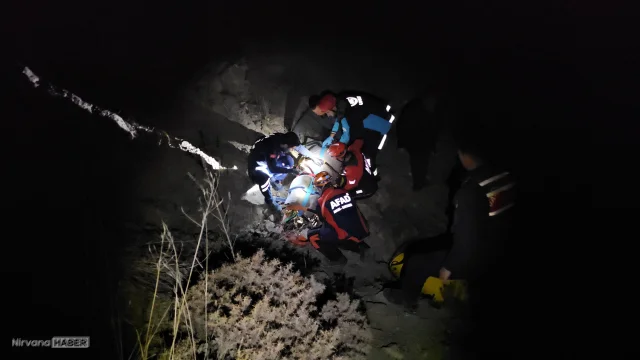 Çorum'da kayalıklardan uçuruma düşen kişi ekiplerce kurtarılmaya çalışılıyor