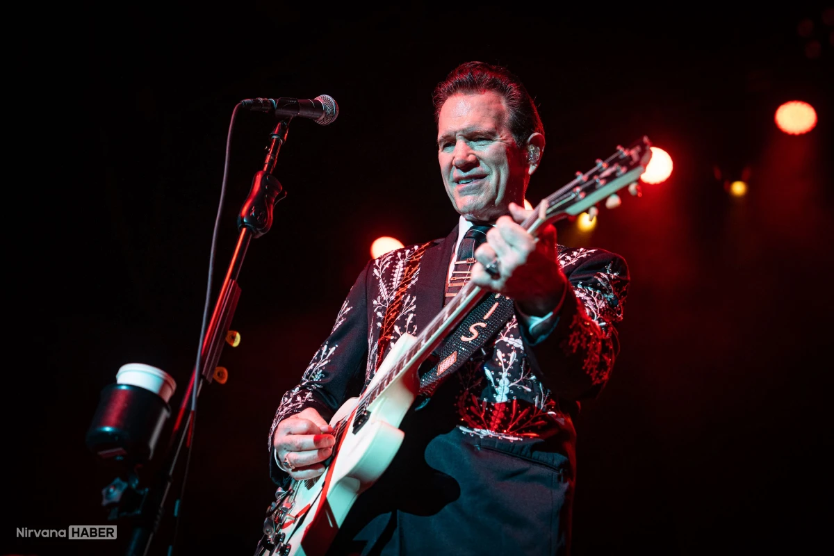 ABD’li müzisyen Chris Isaak Türkiye turnesini İstanbul konseriyle tamamladı