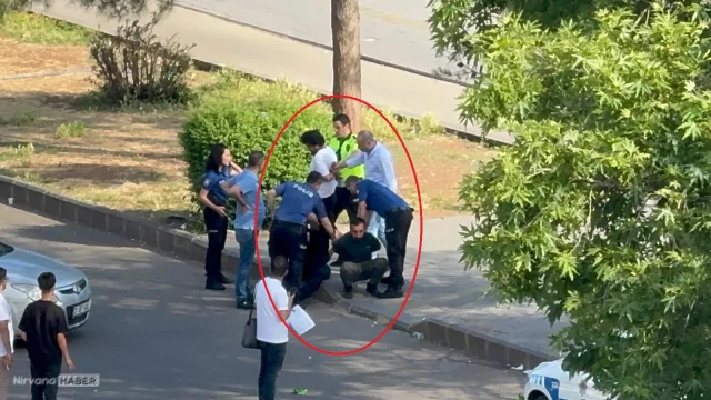 Adliye binasını görüntüleyen kişiler kendilerini uyaran polise saldırdı!