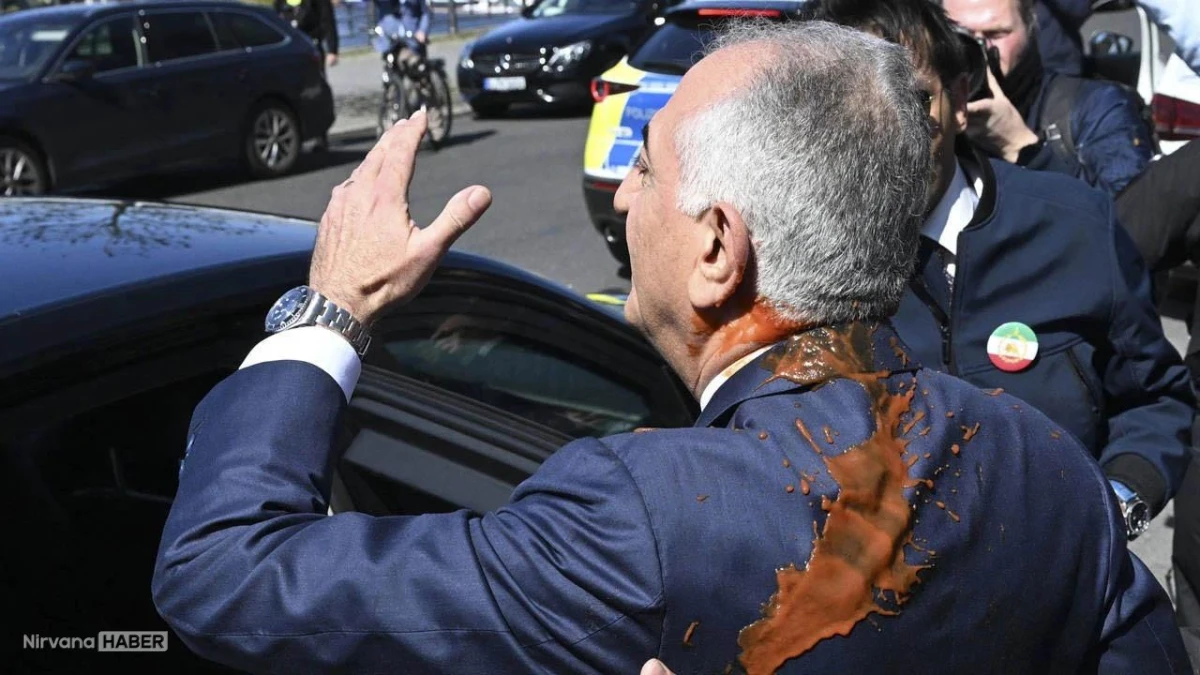 Devrik Şah'ının oğluna kırmızı sıvı fırlatıldı!