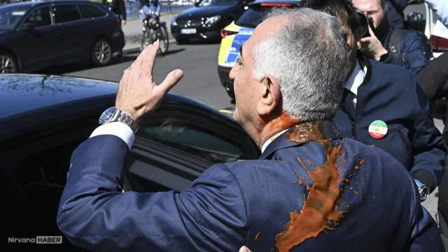 Devrik Şah'ının oğluna kırmızı sıvı fırlatıldı!