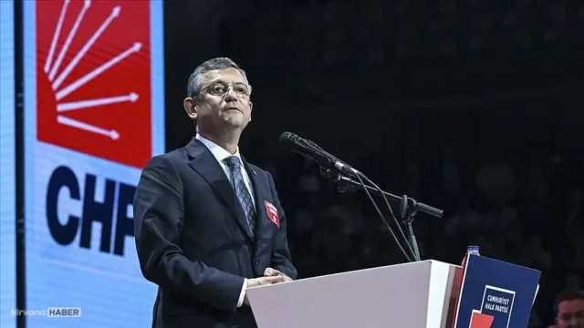 Özgür Özel'den İzmir'de siyaset vurgusu: Yeni bir yürüyüş başlatıyoruz