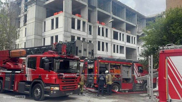 Güngören'de okul inşaatında işçilerin kaldığı 2 konteyner yandı
