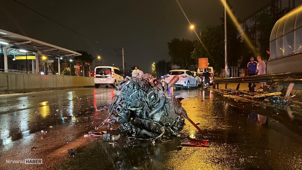 Refüje ve bariyerlere çarpan otomobilin motoru yerinden çıktı