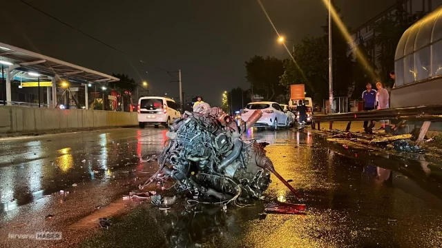 Refüje ve bariyerlere çarpan otomobilin motoru yerinden çıktı