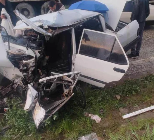 Manisa’da korkutan kaza: Otomobil ile TIR çarpıştı, 1’i ağır 3 yaralı