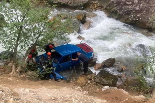 Giresun'da otomobil dereye yuvarlandı: 2 kişi hayatını kaybetti