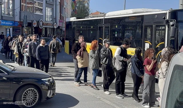Metro ulaşımı felç oldu: İstanbul'un göbeğinde dev kuyruklar oluştu